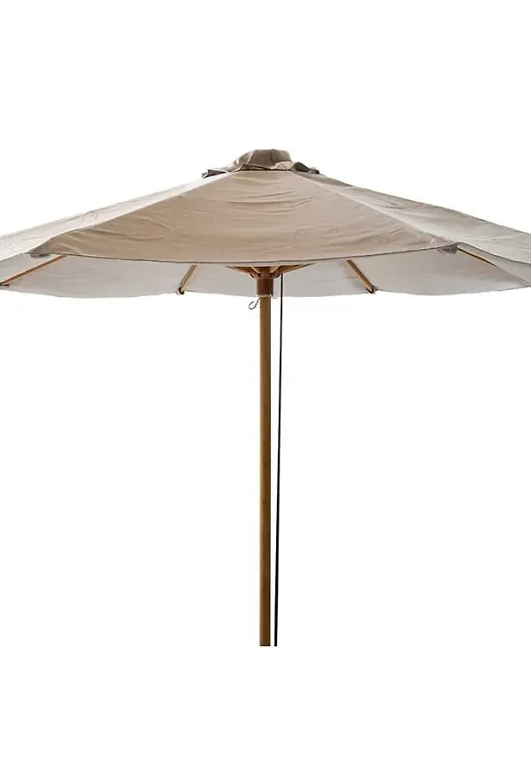 Beige Cane-Line-utemöbel i ikonisk modell.