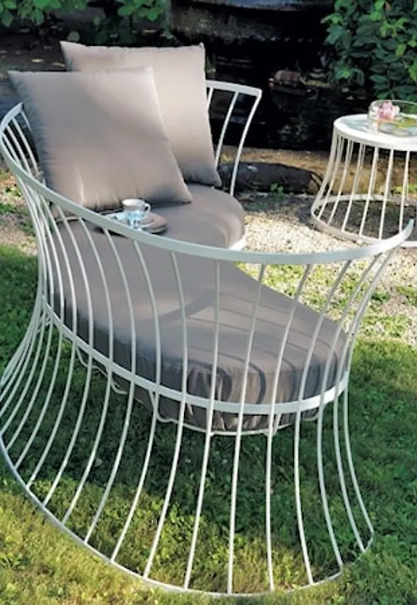 Grå Ethimo-aluminiumutemöbel i moderiktig modell.