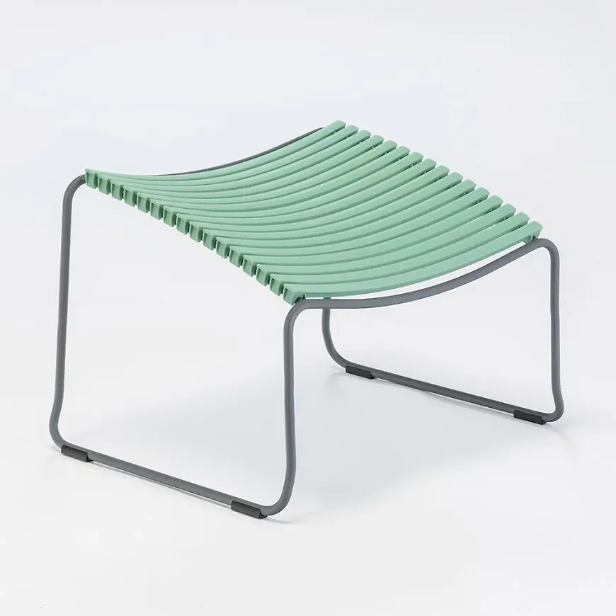 Jättesnygg houe karmstol i grön färg gjord i aluminium.