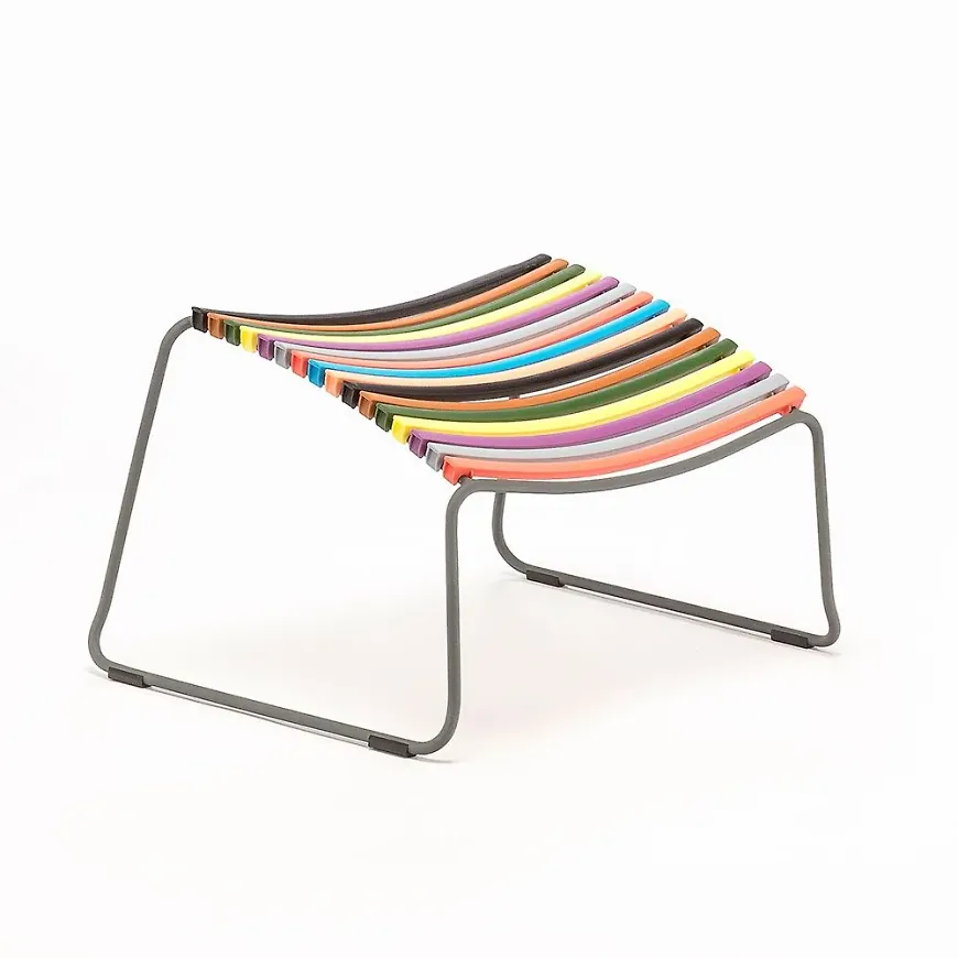 Riktigt snygg houe karmstol i flerfärgad färg gjord i aluminium.