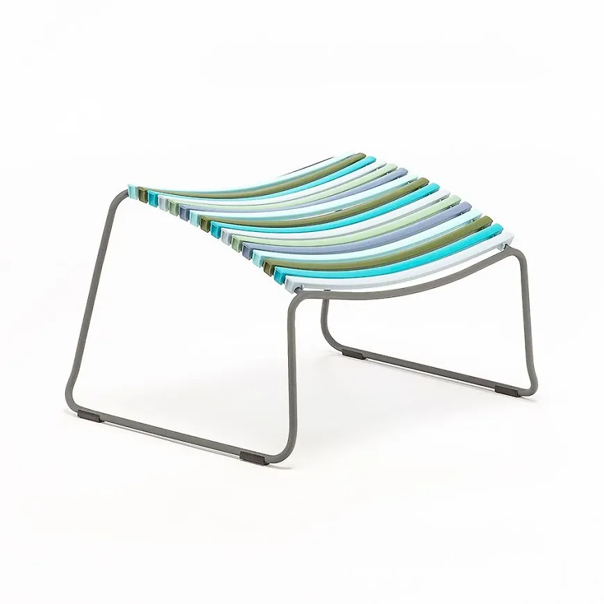 Vacker houe karmstol i flerfärgad färg gjord i aluminium.