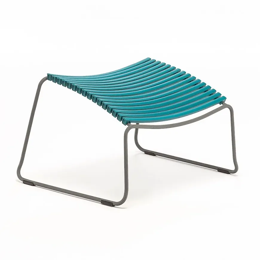 Komfortabel aluminiumkarmstol i blått från Houe.