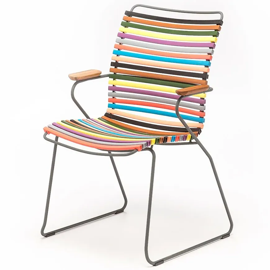 Ikonisk houe karmstol i flerfärgad färg gjord i aluminium.
