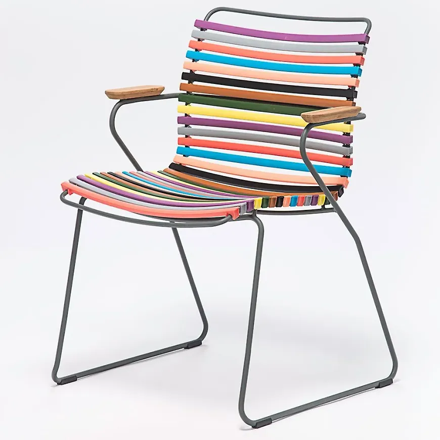 Modern houe karmstol i flerfärgad färg gjord i aluminium.