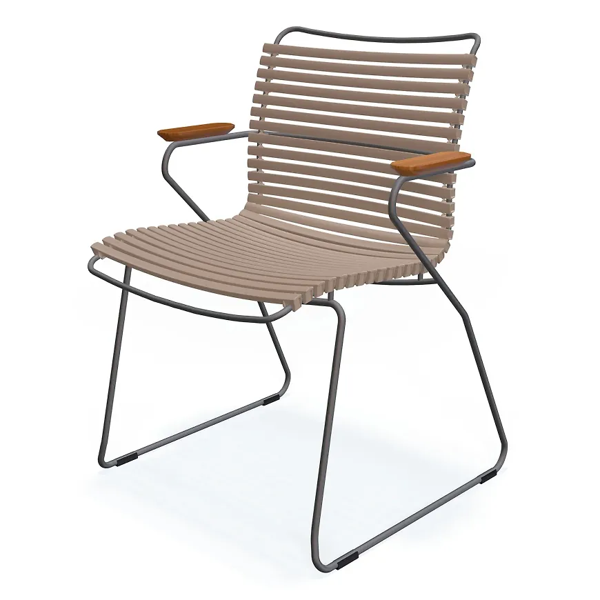 Moderiktig Stol som passar bra vid många olika tillfällen.