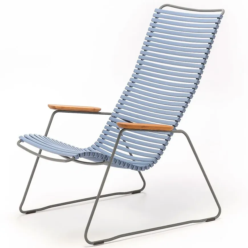 Jättefin houe matstol i blå färg gjord i aluminium.