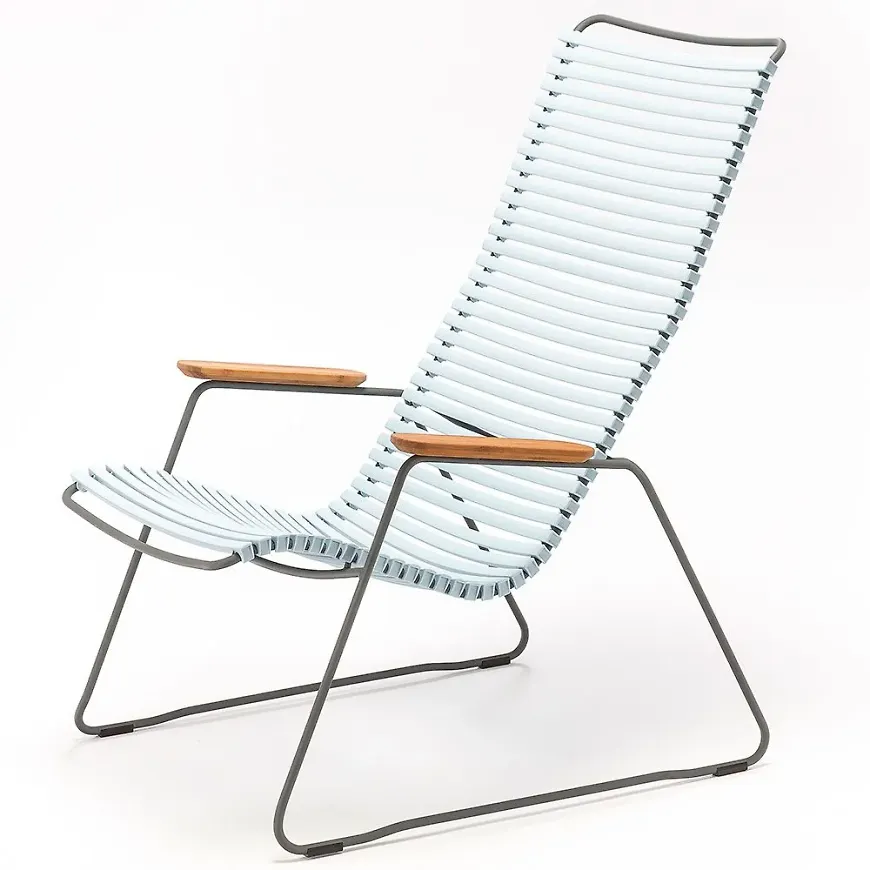 Otroligt snygg matstol i blå färg gjord i aluminium.