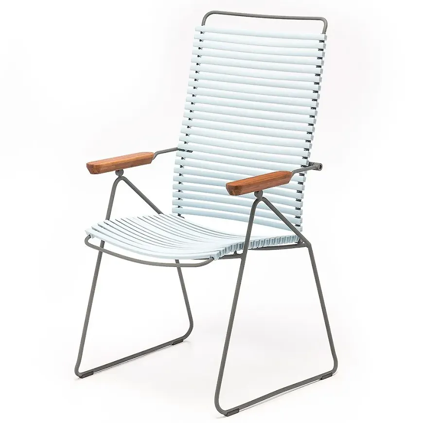 Jättesnygg houe matstol i blå färg gjord i aluminium.