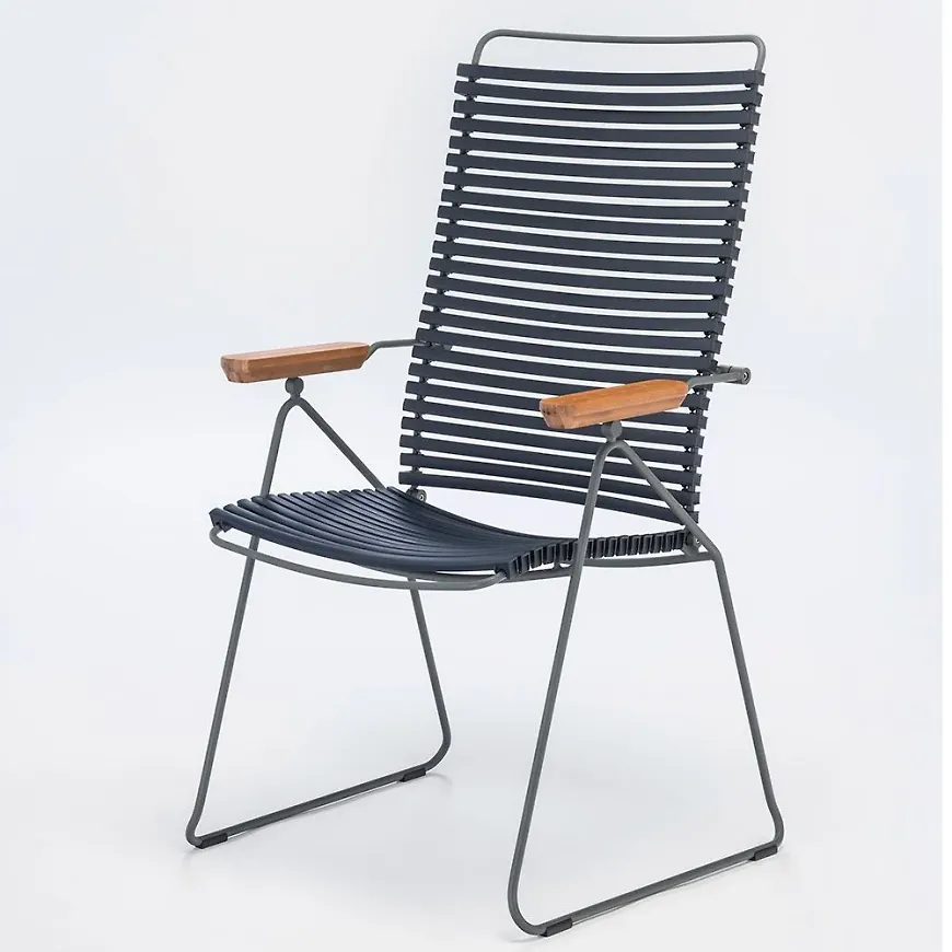 Jättesnygg karmstol i blå färg gjord i aluminium.