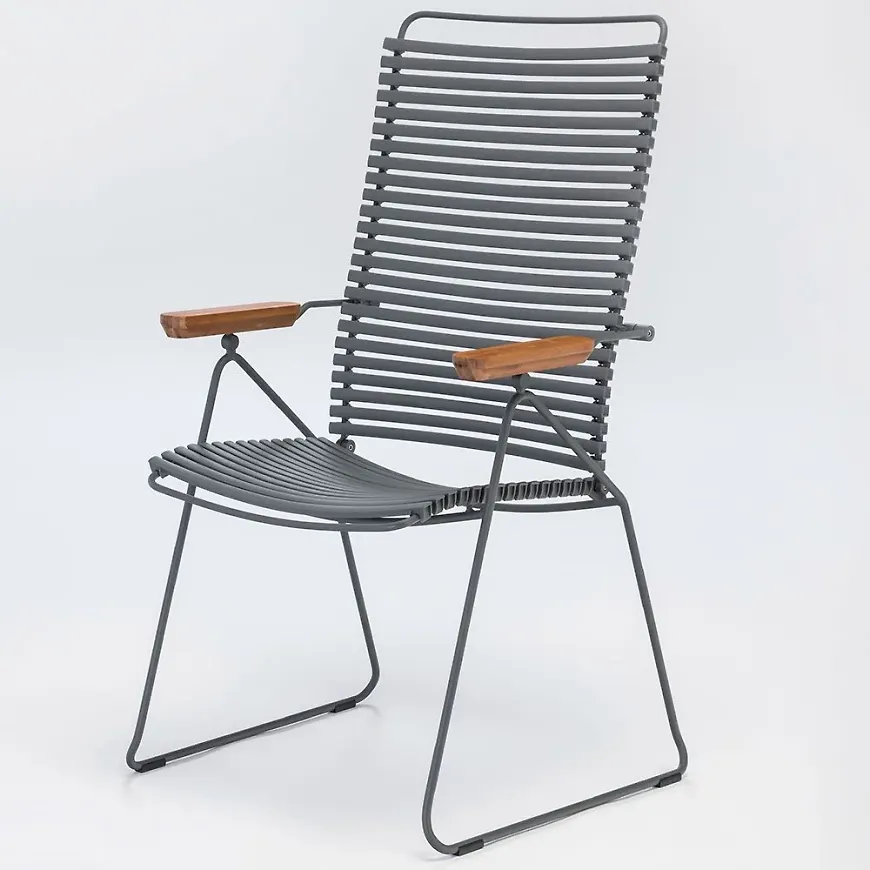 Smickrande grå stol i aluminium från Houe.