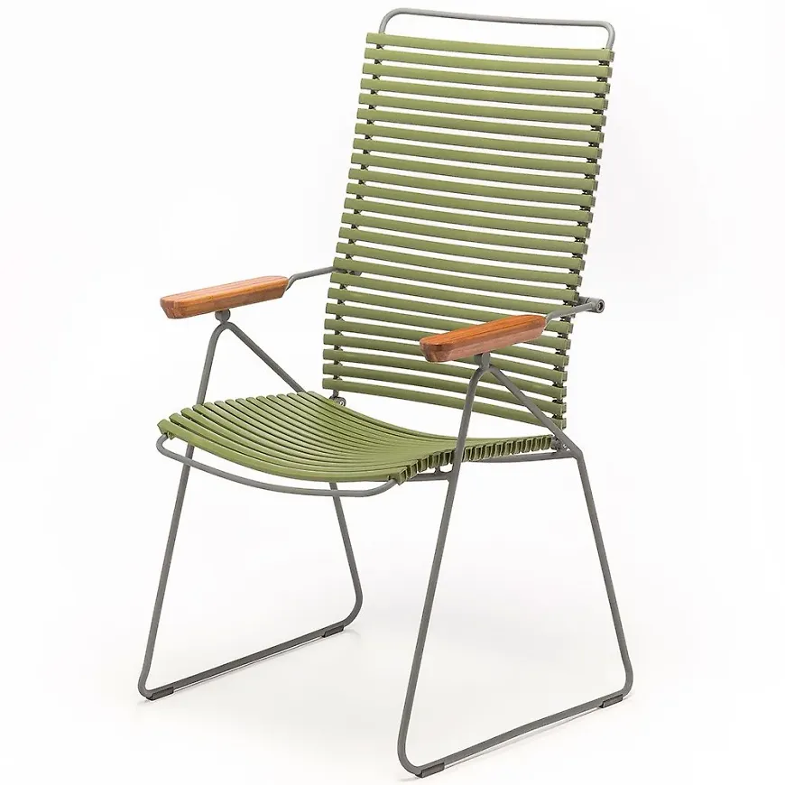 Jättefin positionsstol i grön färg gjord i aluminium.