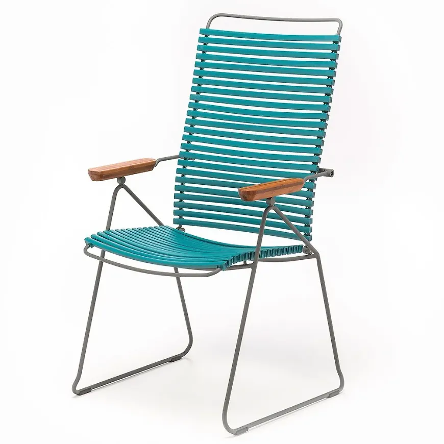 Ikonisk houe karmstol i blå färg gjord i aluminium.