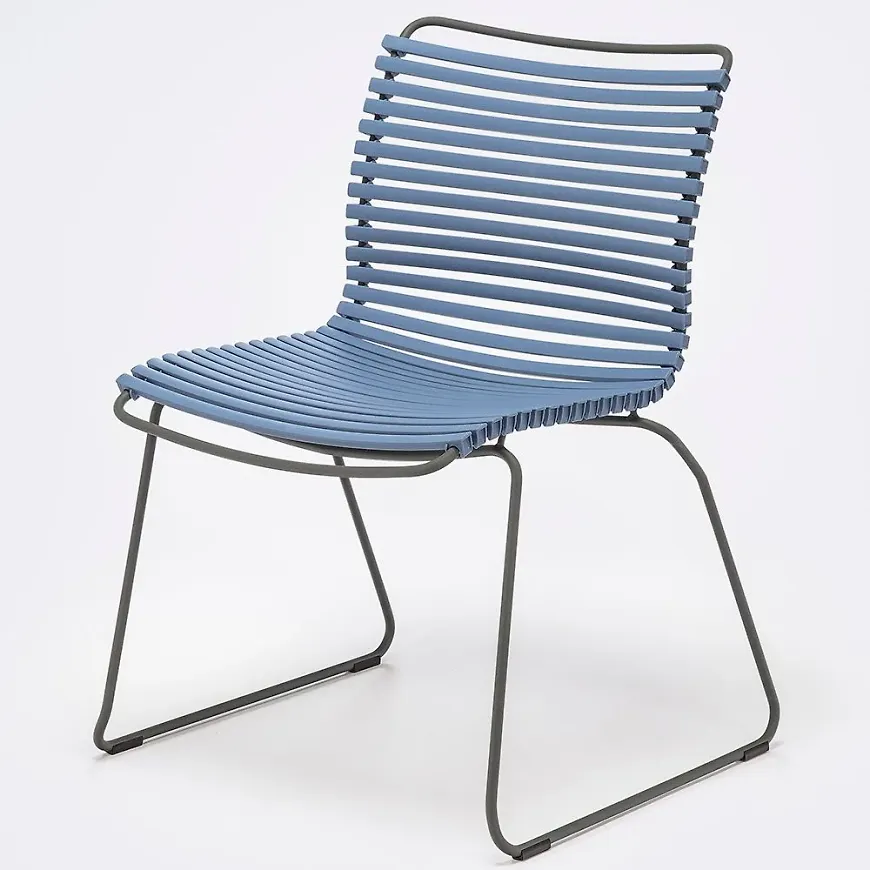 Cool houe matstol i blå färg gjord i aluminium.