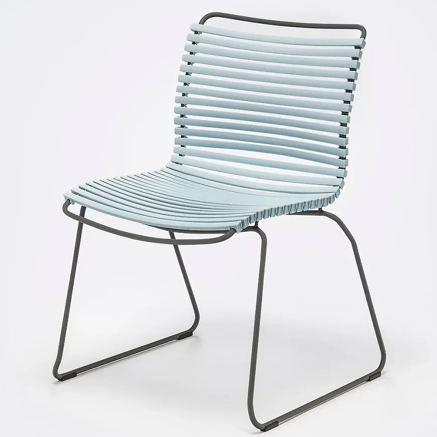 Jättesnygg houe karmstol i blå färg gjord i aluminium.