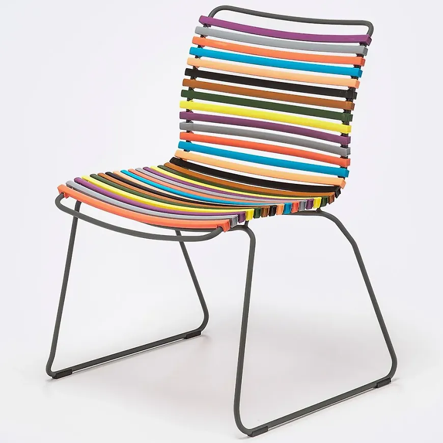 Moderiktig houe karmstol i flerfärgad färg gjord i aluminium.