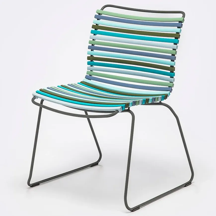 Stilriktig houe matstol i flerfärgad färg gjord i aluminium.