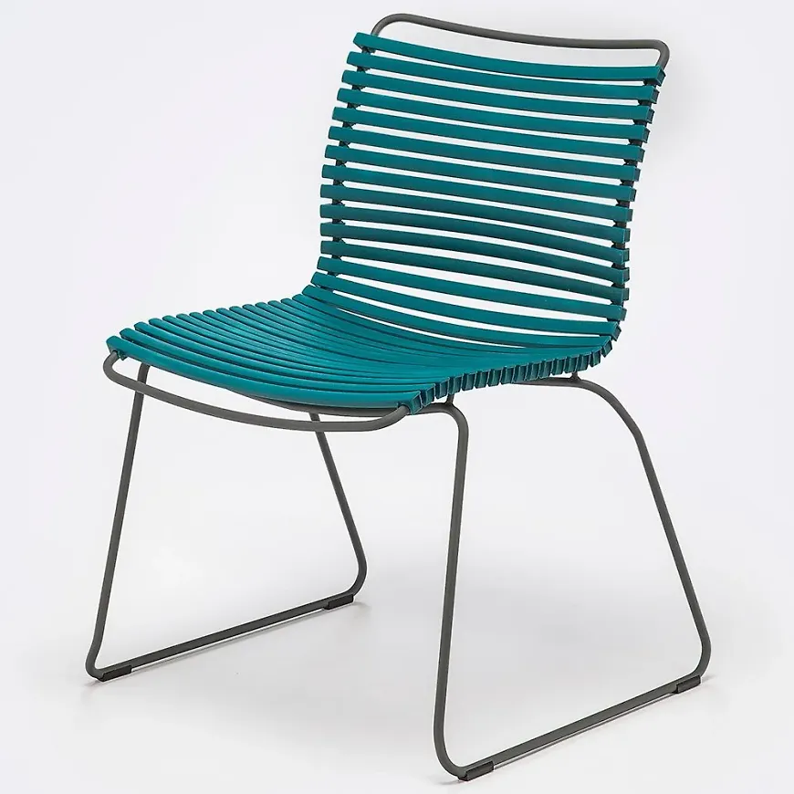 Fantastiskt snygg houe matstol i blå färg gjord i aluminium.