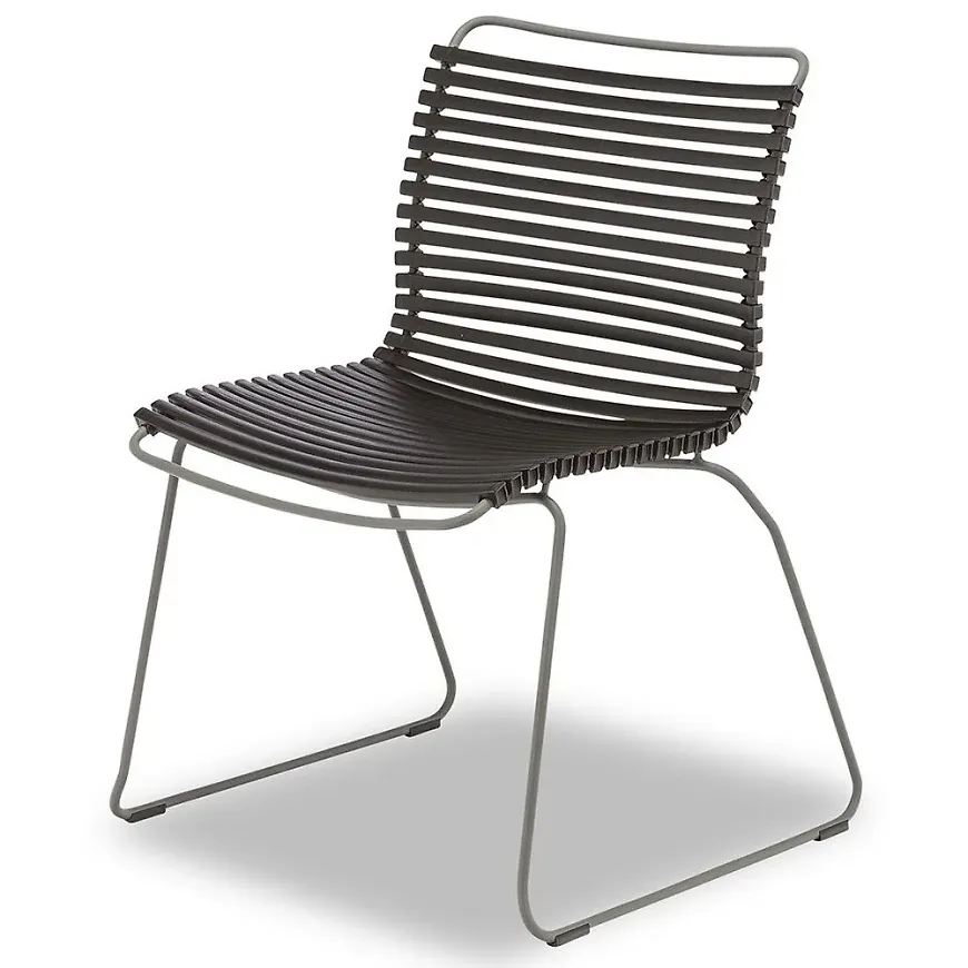 Härlig stol i svart färg gjord i aluminium.