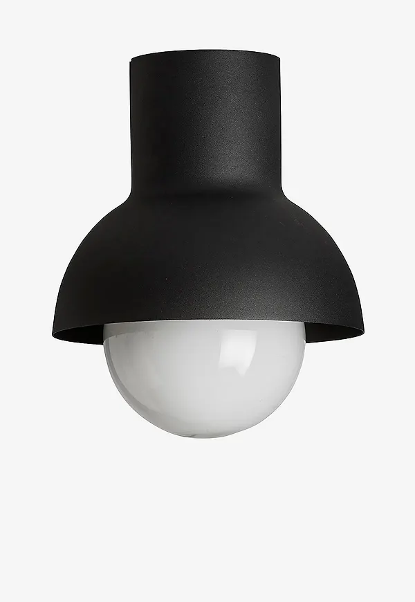 Trendig Lampa som passar bra vid många olika tillfällen.