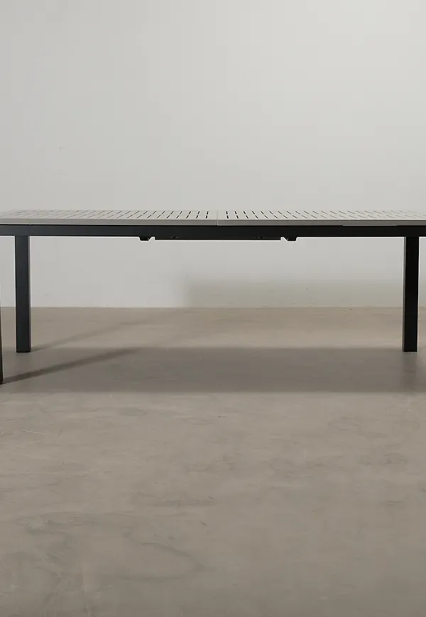 Moderiktig utebord 2025 från Comfort Garden.