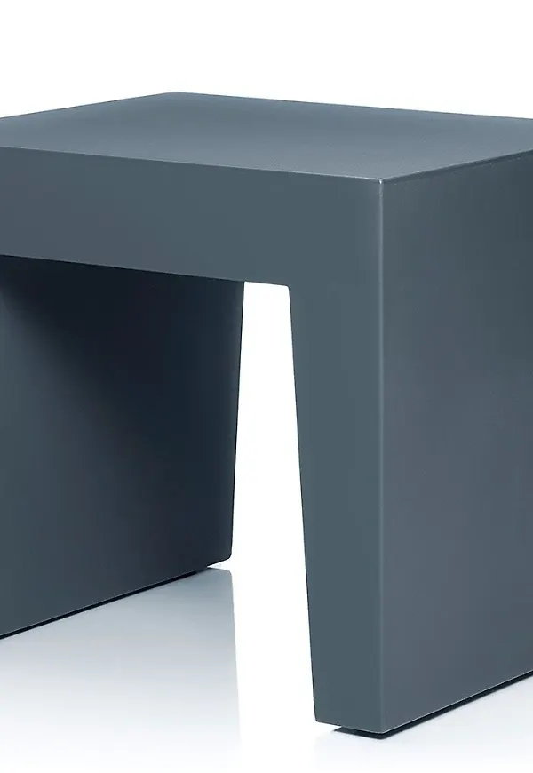 Moderiktig grå sidobord 2025 från Fatboy.