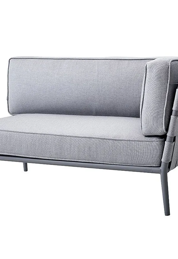 Grå Cane-Line-soffgrupp i stilren modell.