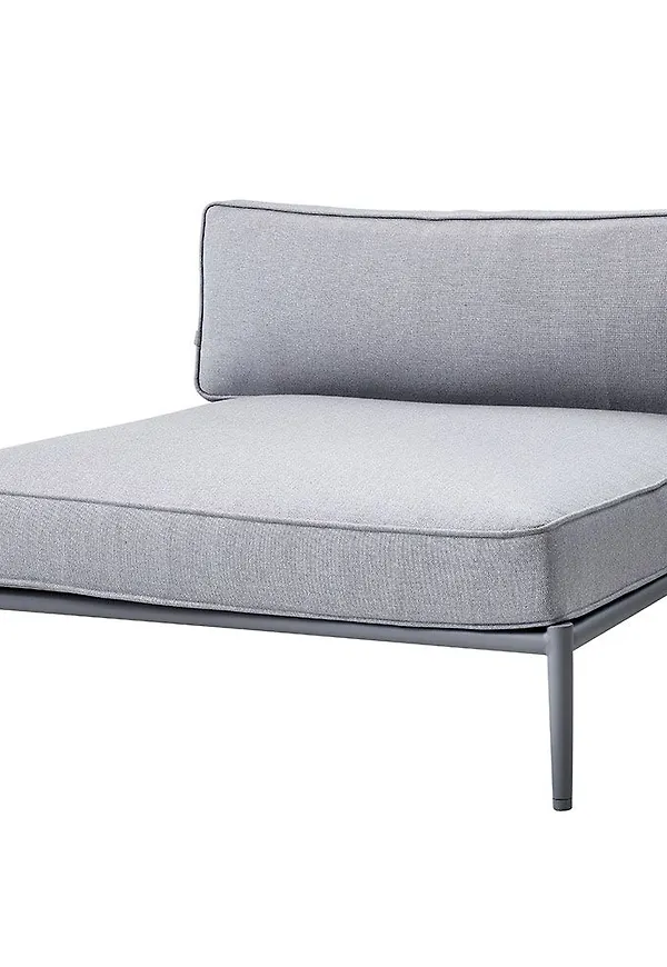 Stilren soffgrupp i grå färg gjord i aluminium.