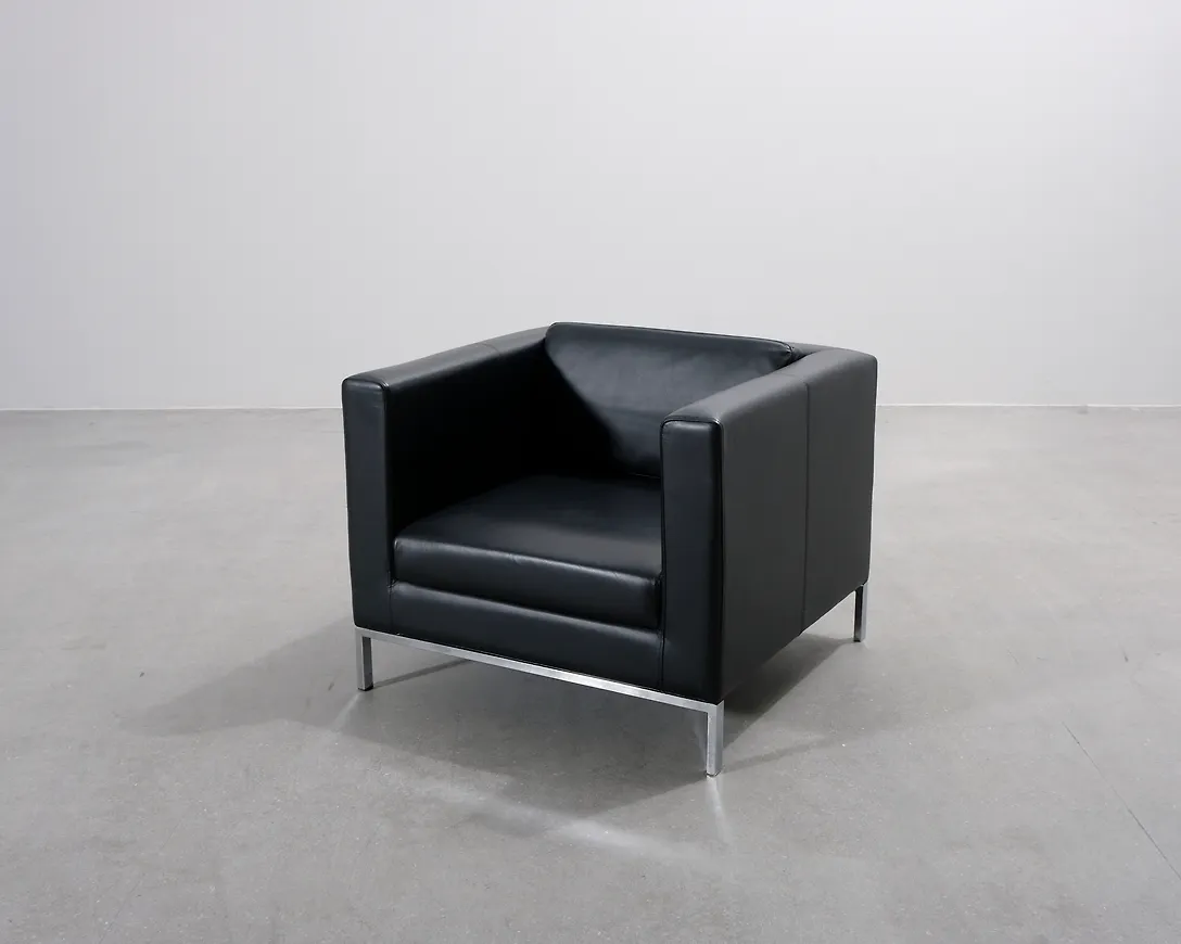 Svart fåtölj som passar perfekt till sommaren 2025!