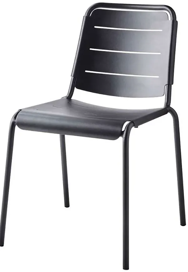 Otroligt fin grå stol 2025 från Cane-Line.