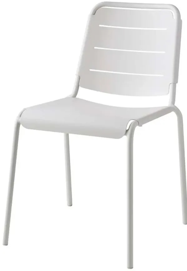 Fin vit stol 2025 från Cane-Line.