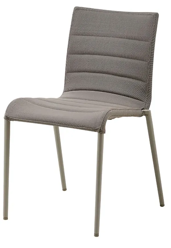 Fin aluminiumkarmstol 2025 från Cane-Line.