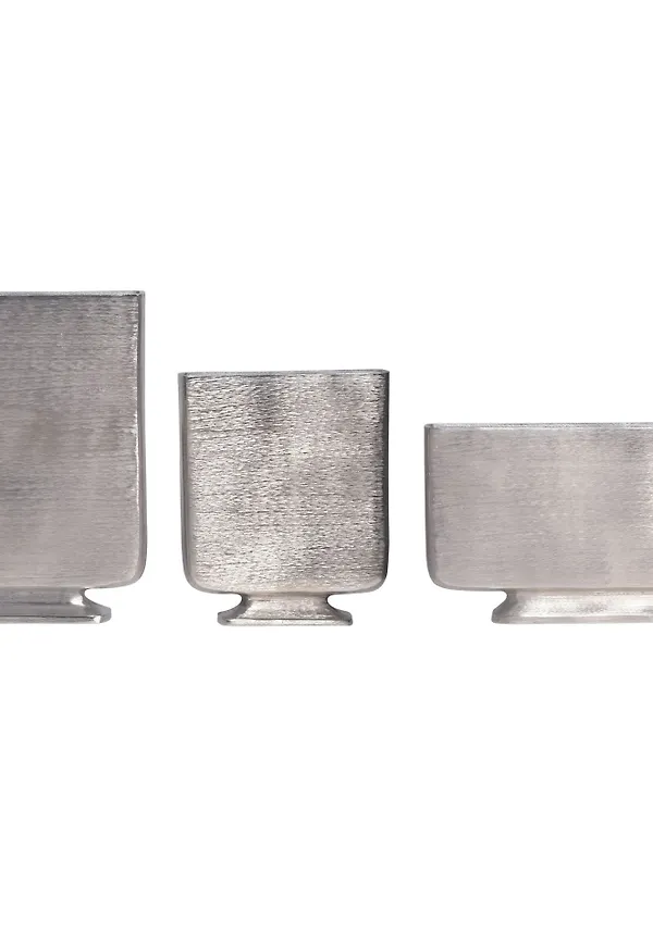 Mysig vas i silver färg gjord i aluminium.
