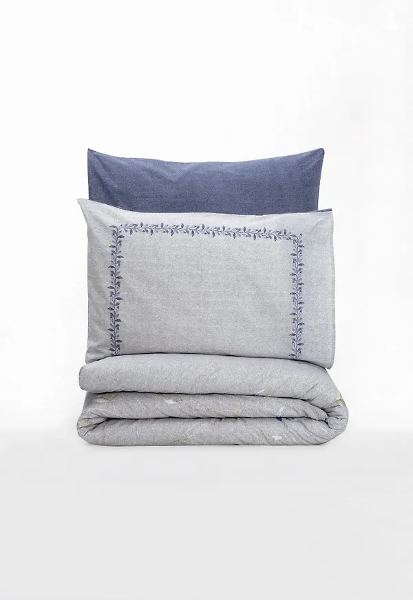 Jättesnygg bäddset i vit färg gjord i bomull.