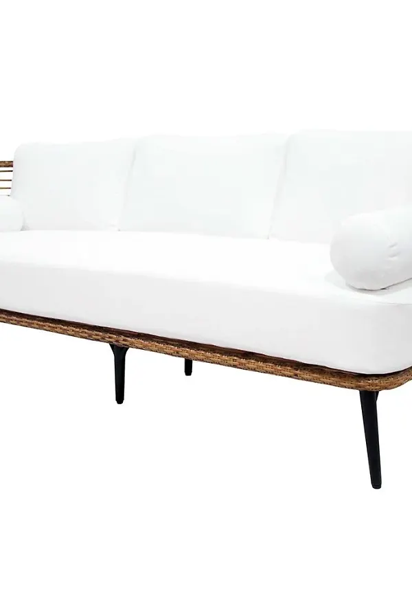 Smickrande brafab bord i beige färg gjord i aluminium.