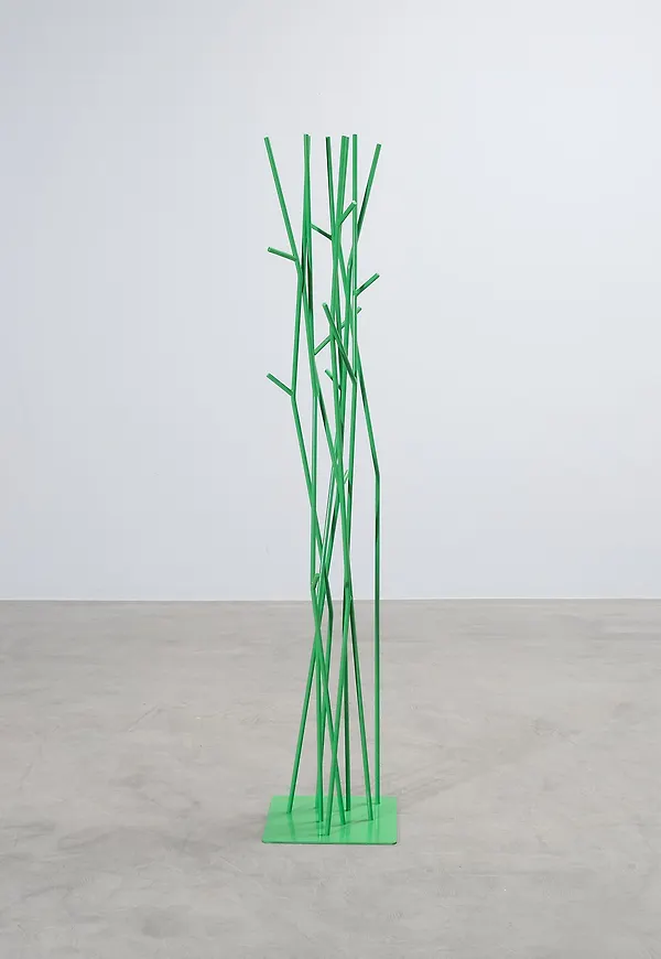 Trendig klädhängare i grönt från Covo.