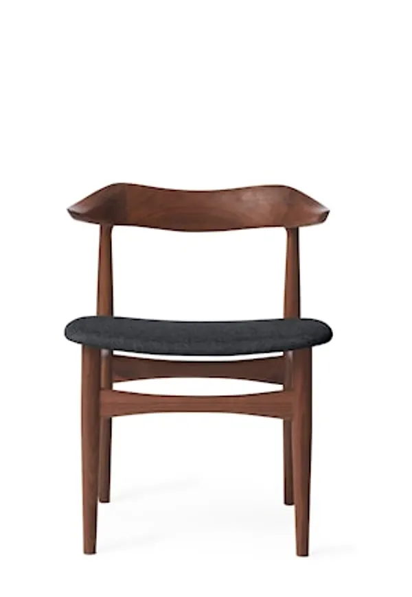 Snygg brun stol i valnöt från Warm Nordic.
