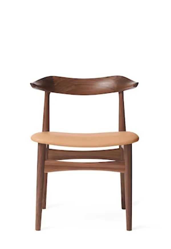 Härlig warm nordic stol i brun färg gjord i valnöt.