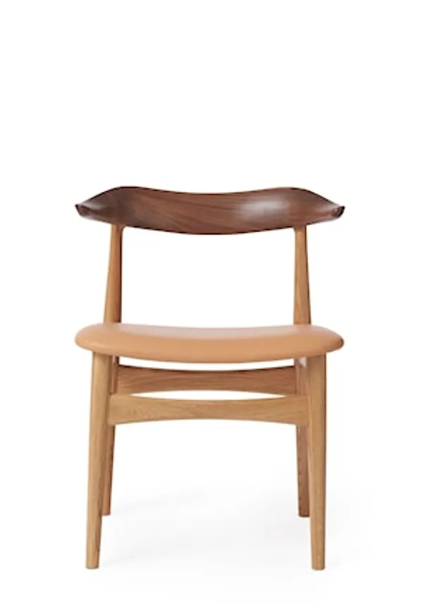 Vacker warm nordic stol i beige färg gjord i valnöt.