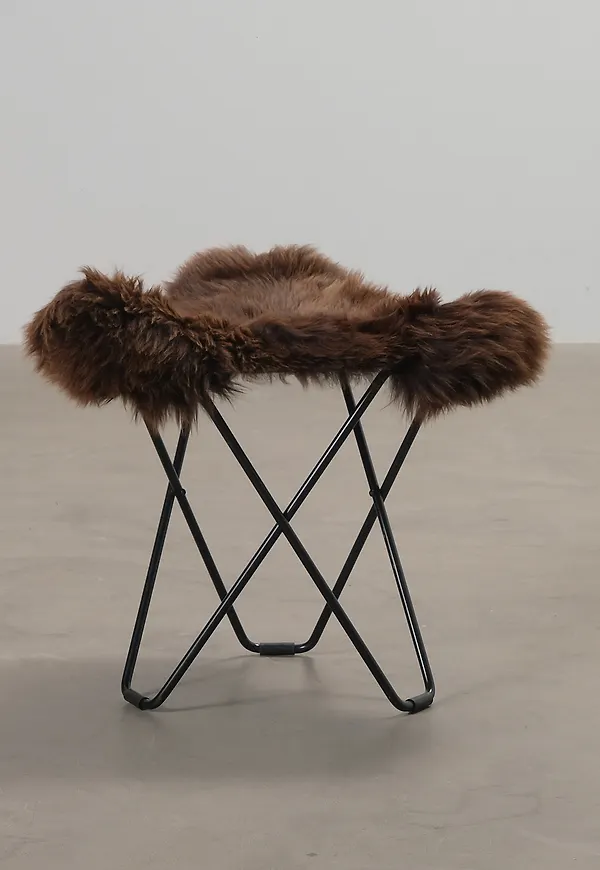 Snygg brun pall i fårskinn från Cuero Design.