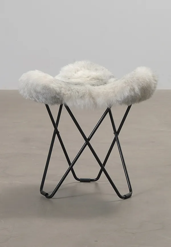 Riktigt snygg grå pall i fårskinn från Cuero Design.