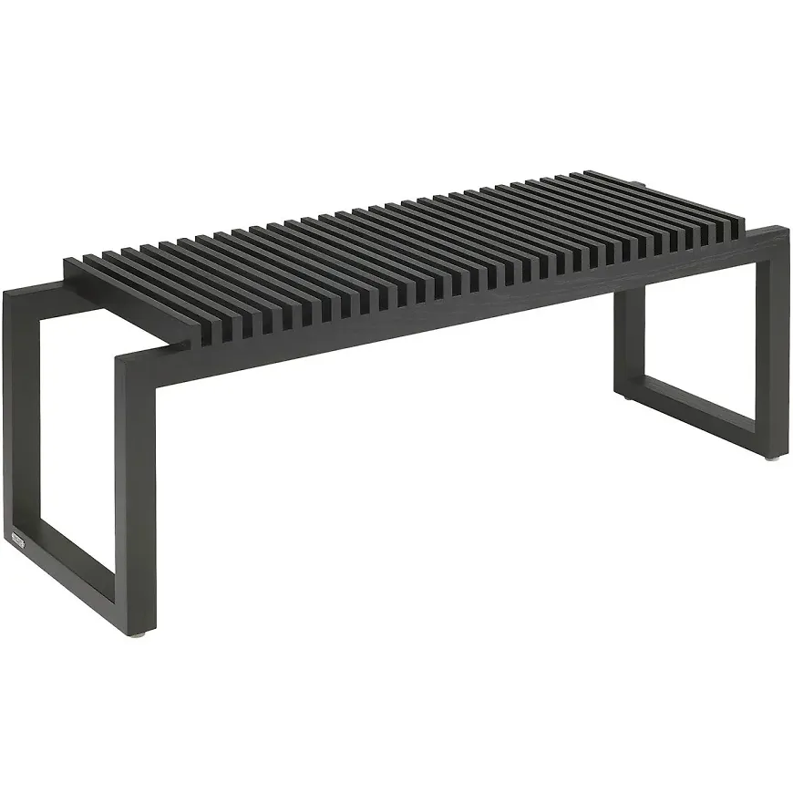 Svart Skagerak-bänk i moderiktig modell.