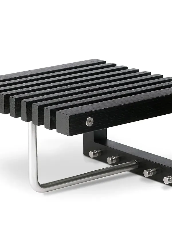 Supersnygg klädhängare i svart färg gjord i ek.