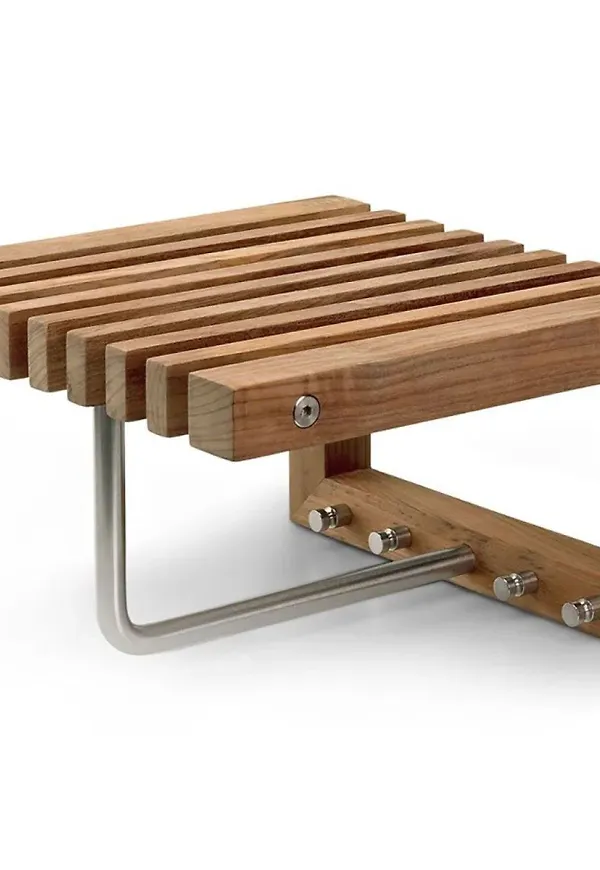 Snygg klädhängare i teak från Skagerak.