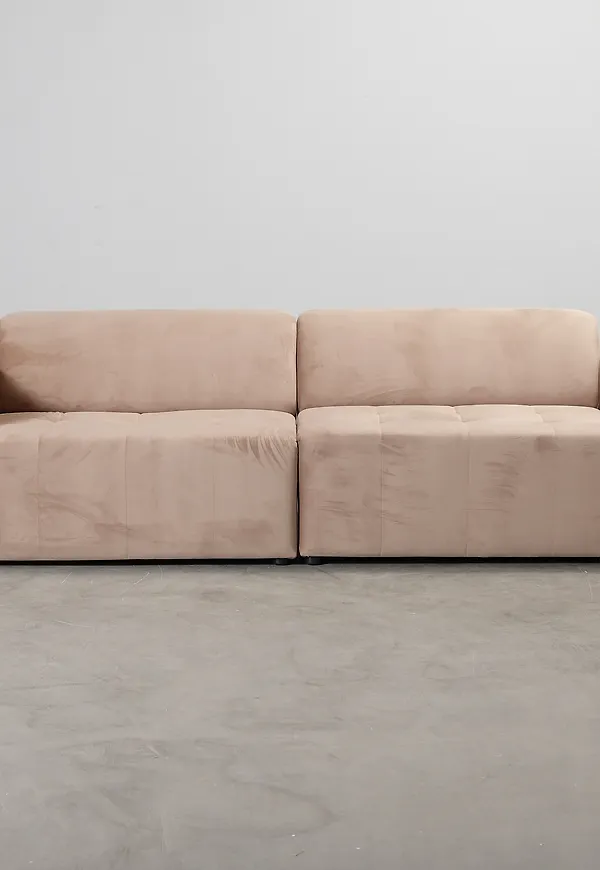 Beige CXL by Christian Lacroix-soffa i moderiktig modell.