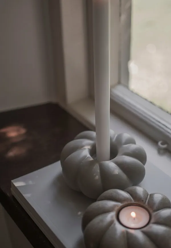 Beige DBKD-ljusstake i exklusiv modell.