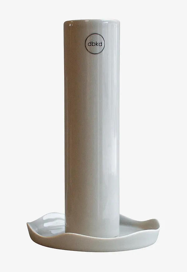 Beige DBKD-vas i stilren modell.