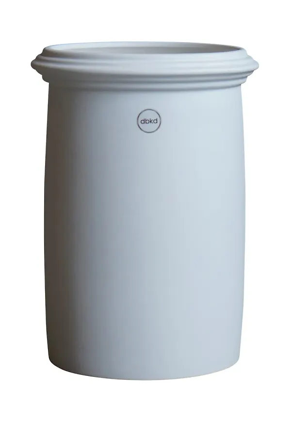 Vit DBKD-kruka i komfortabel modell.