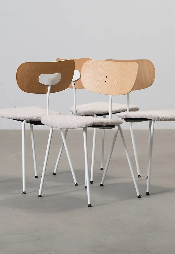 Söt beige stol 2026 från Decotique.