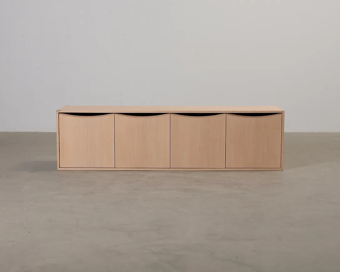 Superfin mediabänk i ek från Decotique.