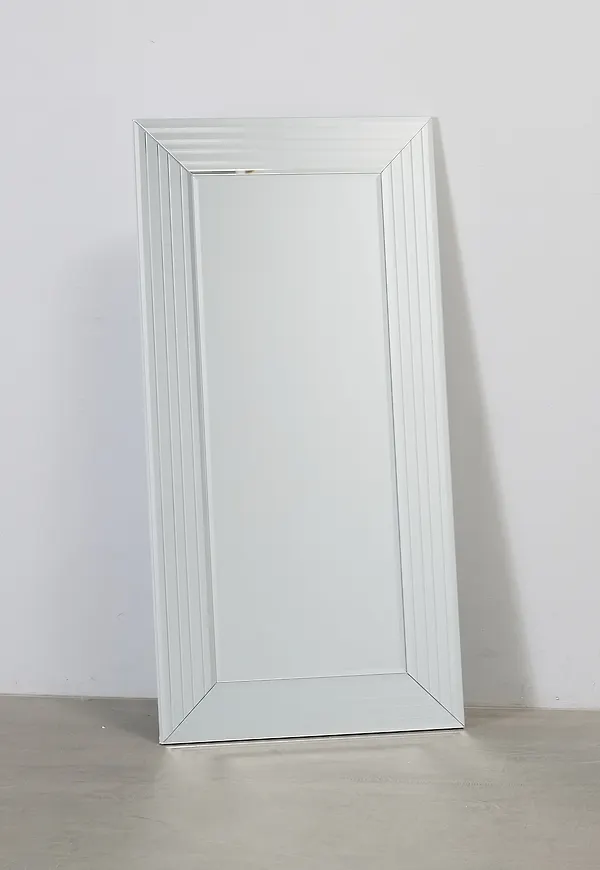 Snygg Spegel som passar bra vid många olika tillfällen.